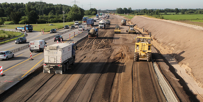 Fahrzeuge der MEIER Bodenstabilisierung auf einer Baustelle neben einer Autobahn