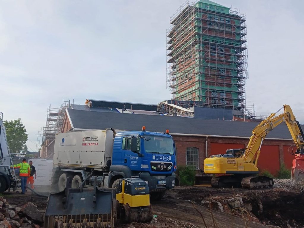 Fahrzeuge vor der Kohlewelt in Oelsnitz/E.