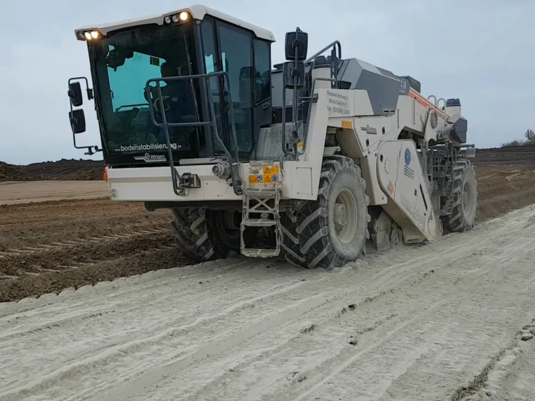 Ein großes Fahrzeug zur Bodenstabilisierung