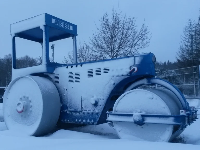 Eine alte Walze mit Schnee bedeckt