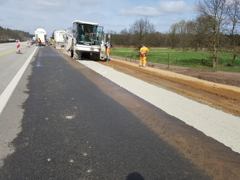 Fahrzeuge bei der Bodenstabilisierung an einer Autobahn