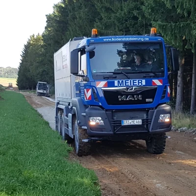 Fahrzeuge beim Waldwegebau