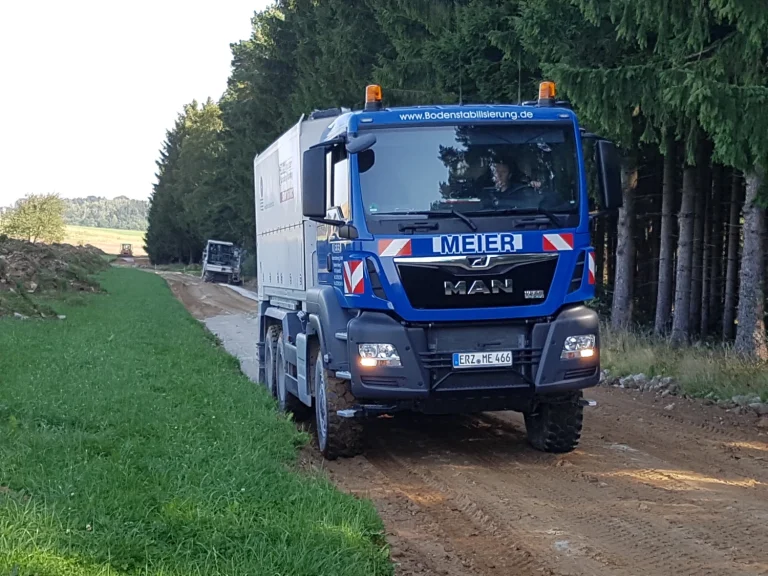 Fahrzeuge beim Waldwegebau