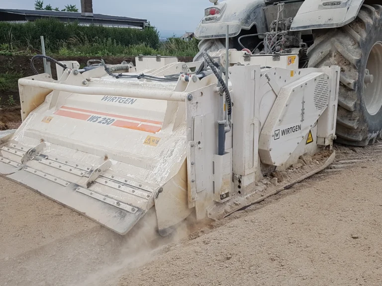 Traktor mit Anbaustabilisierer