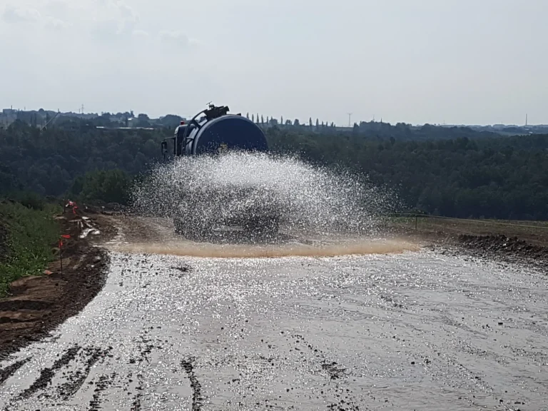 Ein LKW versprüht eine Flüssigkeit
