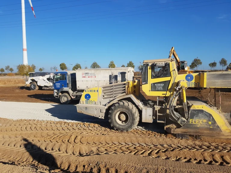 Mehrere Fahrzeuge bei einer Bodenstabilisierung