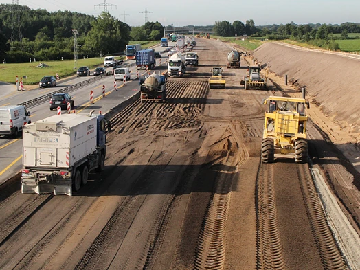 Fahrzeuge der MEIER Bodenstabilisierung auf einer Baustelle neben einer Autobahn